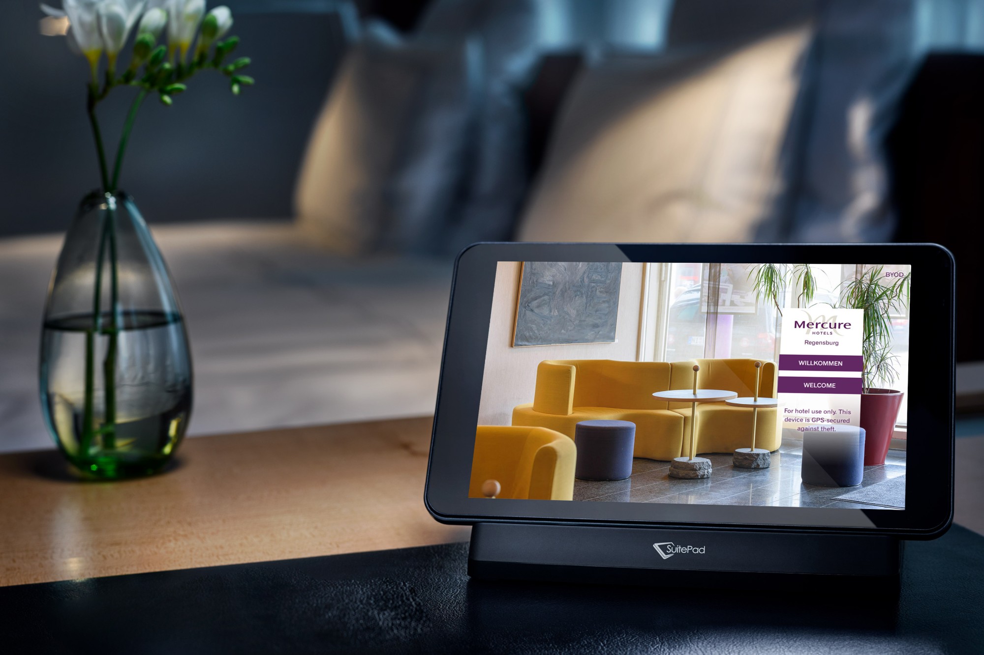 Digitale Gästekommunikation im Hotelzimmer mit SuitePad Tablet